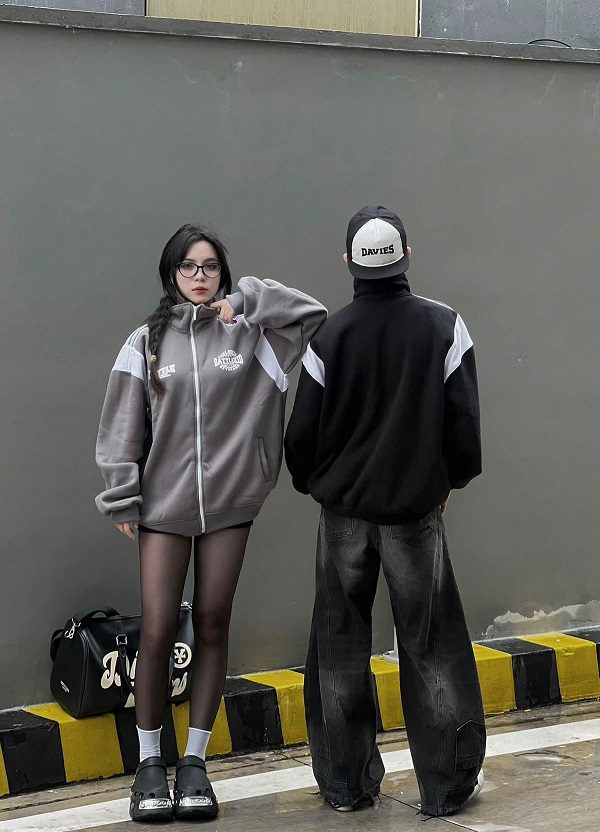Hình ảnh couple hạnh phúc dưới tán cây