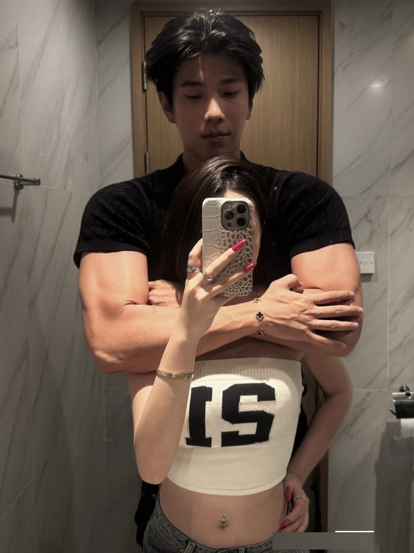 Couple vui vẻ khi cùng nhau chụp ảnh