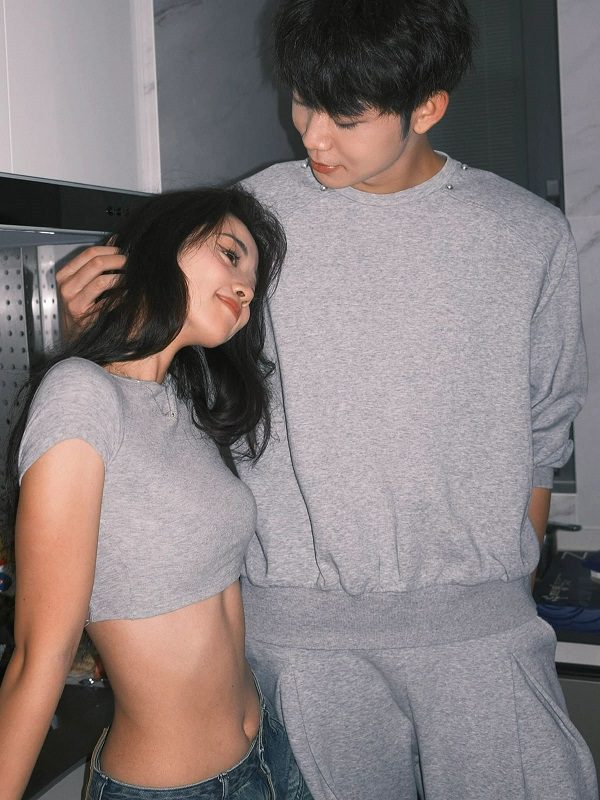 Couple tạo dáng dễ thương