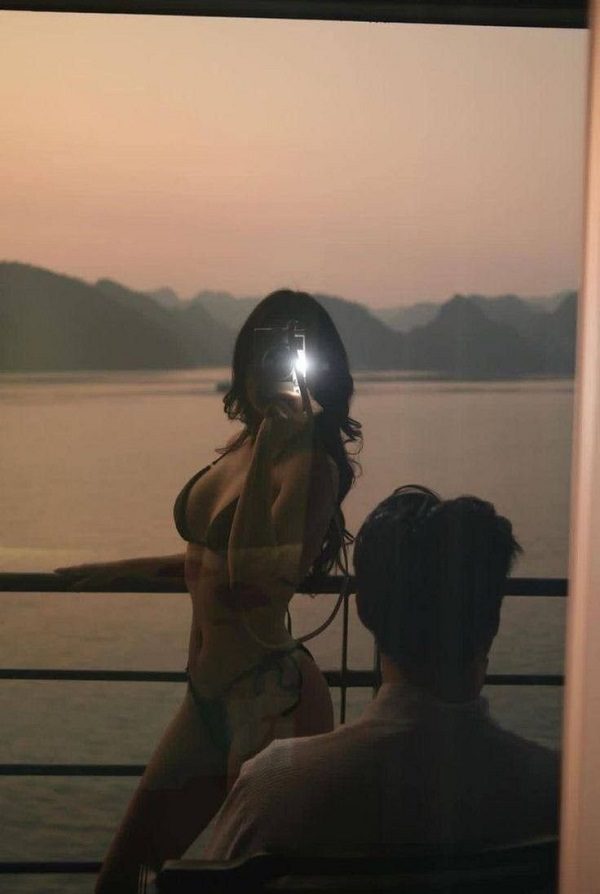 Cặp đôi tạo dáng bên hồ nước yên bình