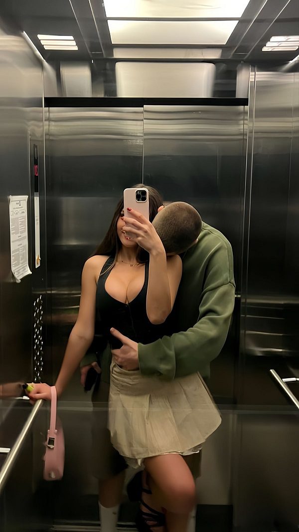 Couple trao nhau cái nhìn đầy yêu thương