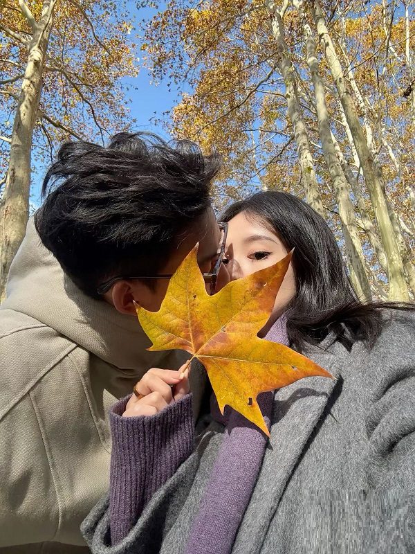 Couple cùng nhau dạo chơi bên bờ sông