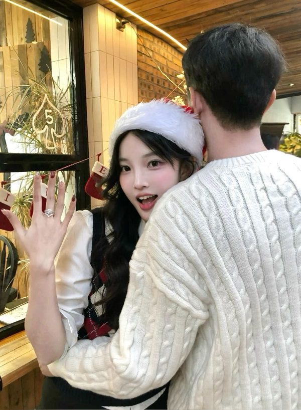 Couple cùng nhau tạo dáng bên quán cà phê