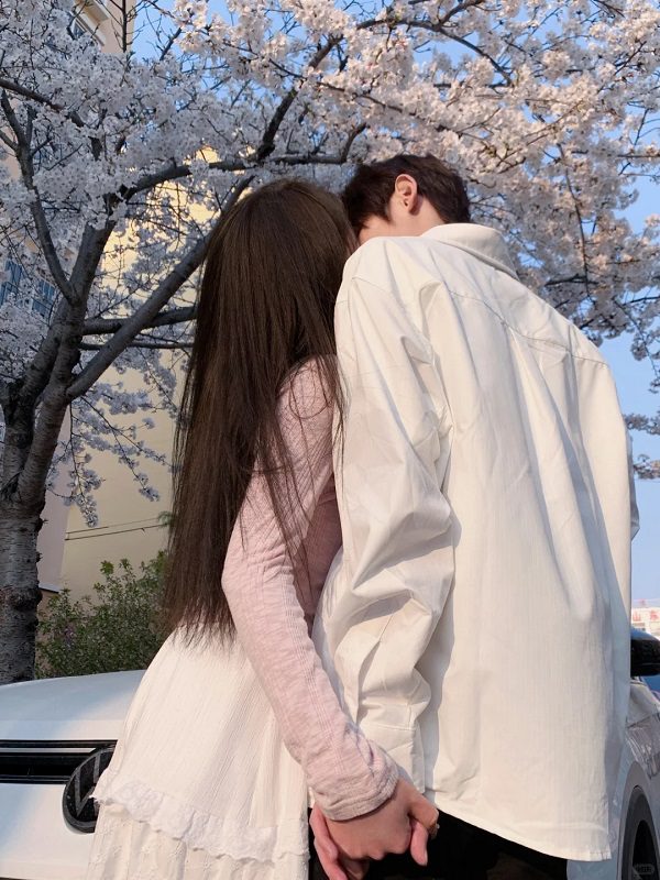 Couple ngồi cạnh nhau trên ghế đá