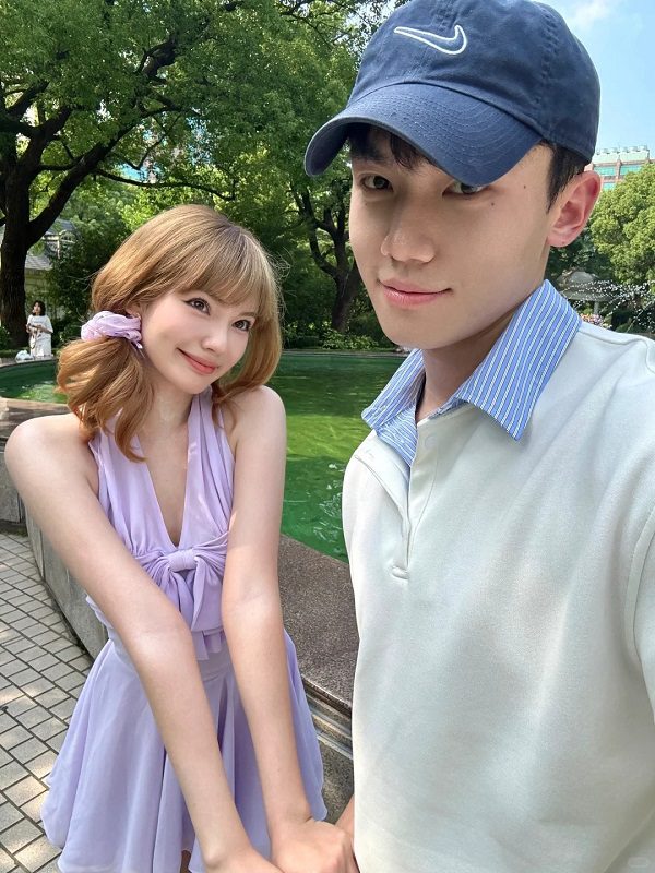 Couple đi dạo dưới hàng cây xanh mát