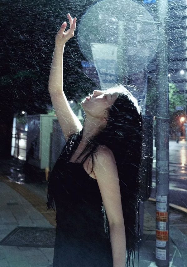 Hình ảnh buồn vô hồn nhìn về xa xăm