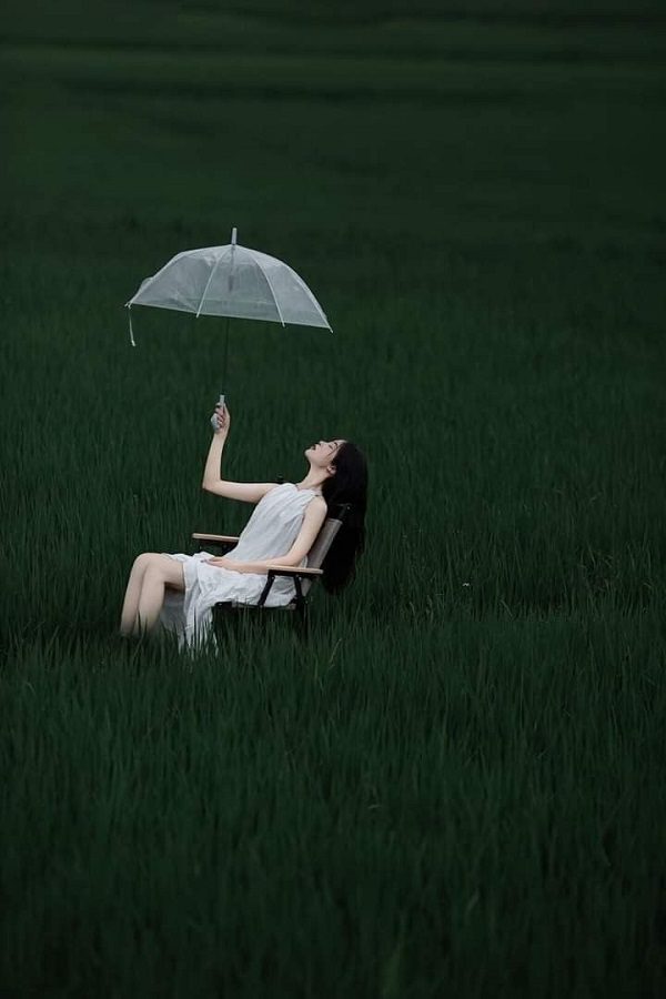 Đôi mắt sâu thẳm chất chứa nỗi niềm