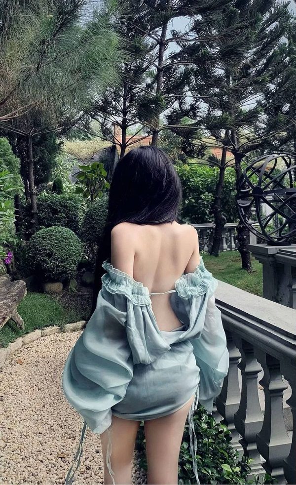 Dáng bước nhẹ nhàng giữa hàng hoa