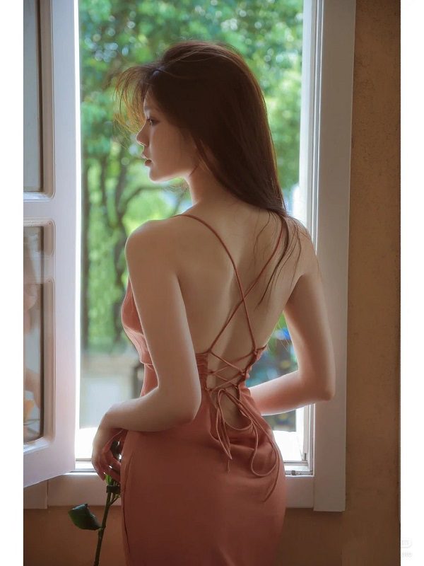 Một khoảnh khắc tinh tế từ phía sau