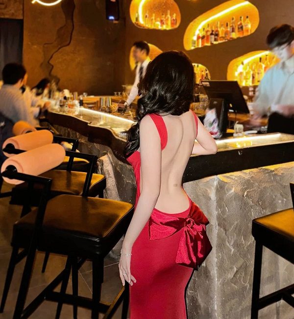 Bóng dáng trong nắng hoàng hôn vàng