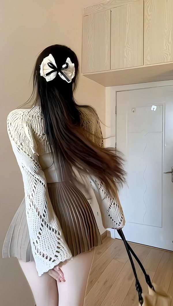 Dáng đứng nghiêng mình bên cửa sổ